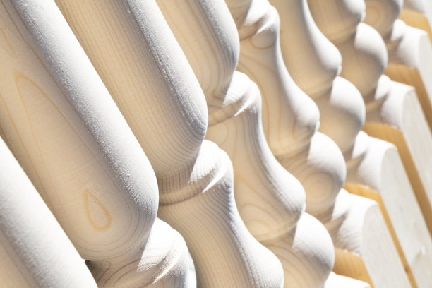 木制品。木制室内楼梯的元素。木栏杆近景。楼梯的手工栏杆。木工的背景。室内设计细节图片下载