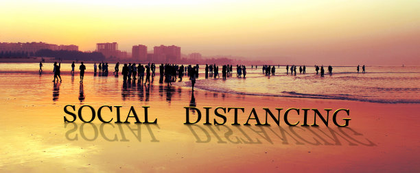 社会距离的字母在一个海洋背景日落和剪影的人在背景图片下载