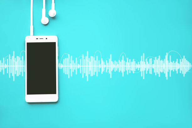 手机与空屏幕和耳机在青色背景与音频轨道。图片下载