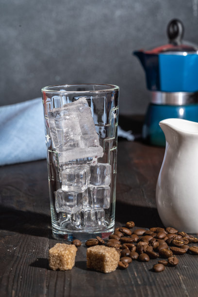 木制的桌子上放着用来准备冰咖啡的高脚杯。图片下载