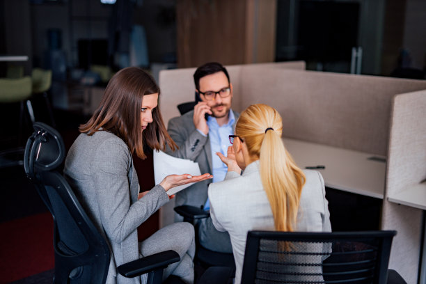 人们在会议上争论。图片下载