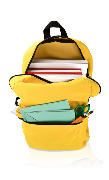 背包与不同的学校文具。孤立在白色背景上。回到学校概念照片。图片下载