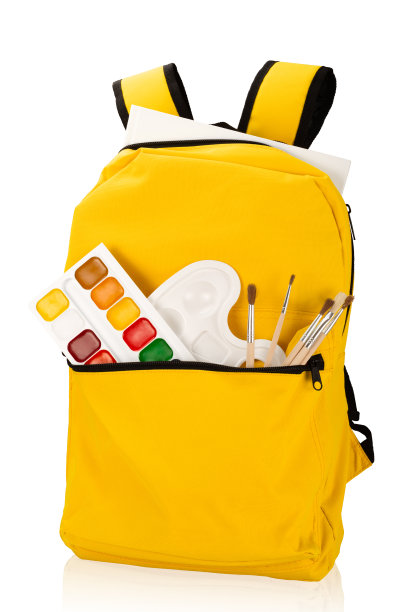 背包与不同的学校文具。孤立在白色背景上。回到学校概念照片。图片下载