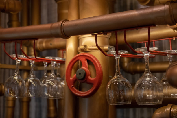 一排排的玻璃饮料挂在工业风格的栏杆上图片下载