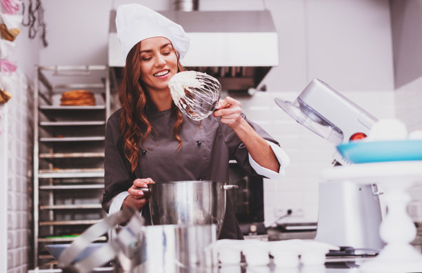 女厨师在厨房烹饪健康食品图片下载