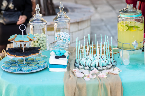 餐桌上放着洗礼用的蛋糕图片下载