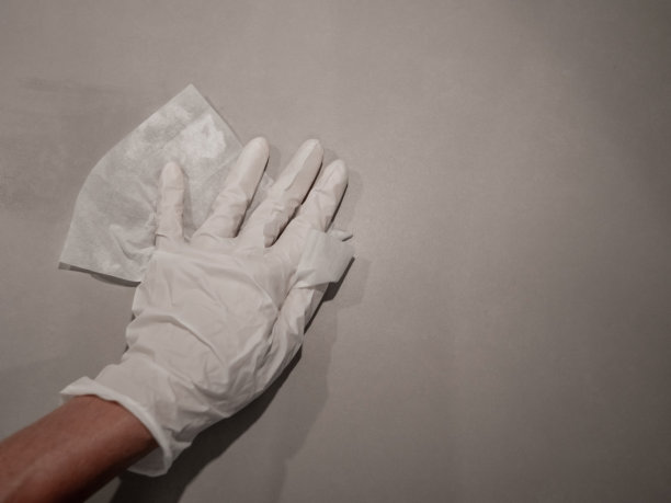 清洁和消毒冠状病毒表面。消毒用湿纸巾在家里擦拭表面。阻止COVID-19冠状病毒的传播图片下载