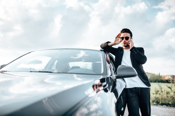 一个严肃的时尚达人，还在打电话图片下载