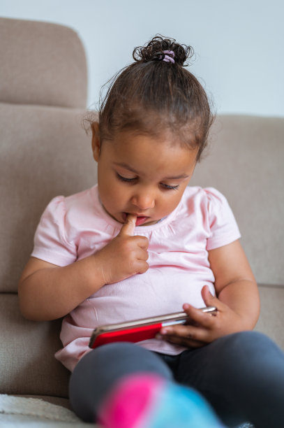 小女孩拿着手机图片下载