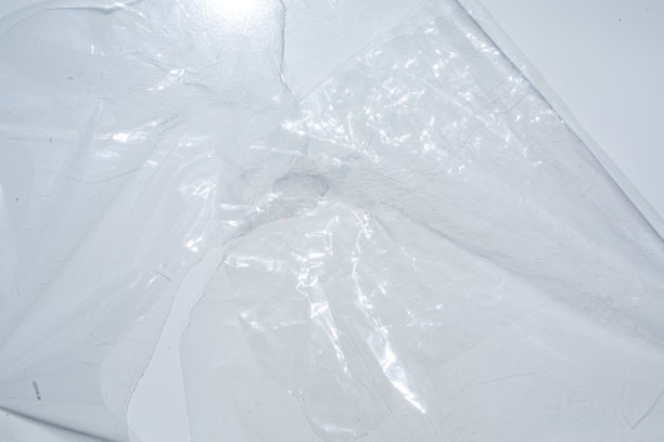 撕下塑料包装，用于在灰色金属背景，皱褶对象，光和阴影图片下载