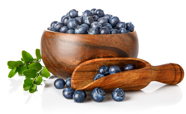 蓝莓在木盘里配绿色图片下载
