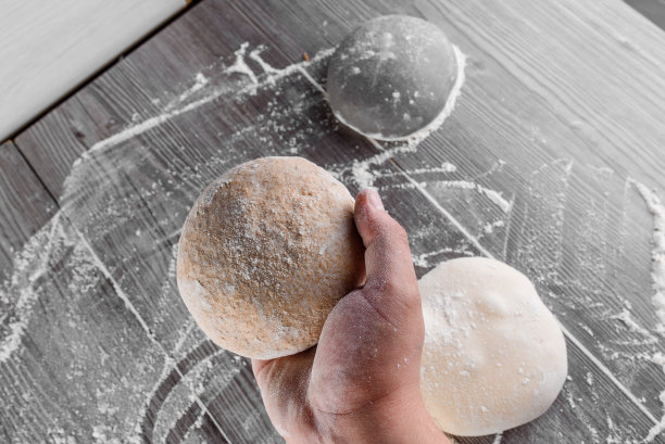 面粉揉成一团。用意大利白面团做披萨。餐馆里的食物空白。图片下载