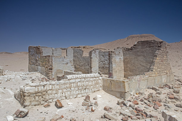 非洲沙漠中废弃的旧建筑图片下载