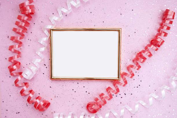 金框粉底，蛇纹石，五彩纸屑。文本。节日的背景。事件。生日的概念。平的。前视图。图片下载