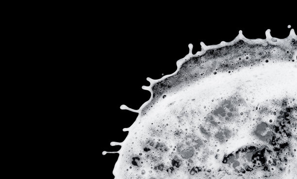 泡沫肥皂泡洗发精爆炸飞溅从角落孤立在黑色背景照片停止运动图片下载