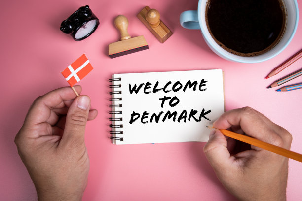 欢迎来到丹麦。咖啡杯，木制邮票和文具图片下载