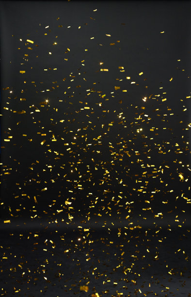 黑色背景上的金色五彩纸屑图片下载