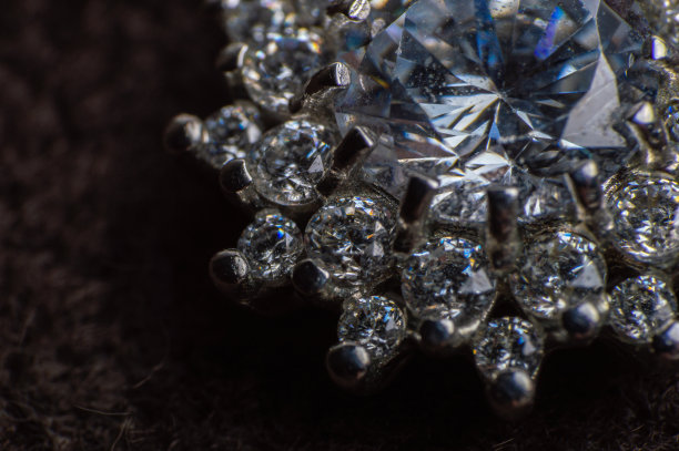 微距摄影中的银项链吊坠。挂坠中的宝石。图片下载