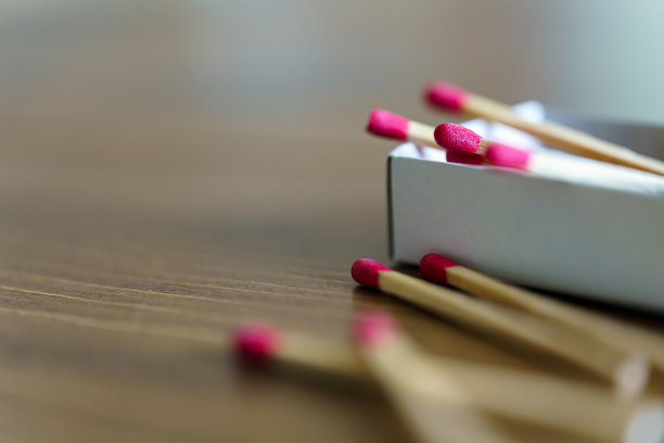 火柴盒和火柴孤立在木制背景上图片下载