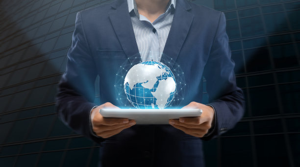 国际商业和技术。商人手持平板电脑与地球全息图，拼贴图片下载