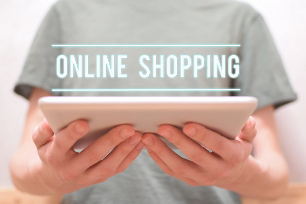 网上购物-手握数字平板电脑与文本。图片下载