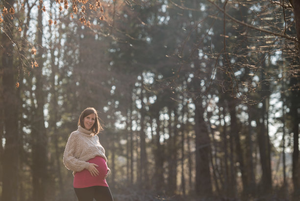 美丽森林里的年轻孕妇图片下载
