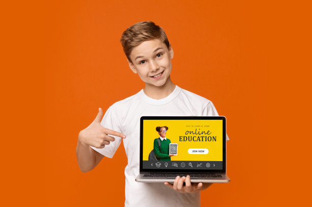 欢快的男孩指着笔记本电脑，屏幕上是在线教育网站，橙色背景。拼贴画图片下载