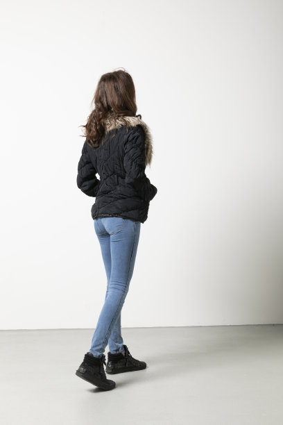 白色背景上的女孩，从后面看图片下载