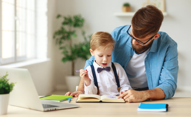 小男孩在家陪爸爸在线教育图片下载