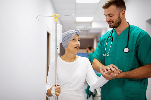 在医院接受化疗的癌症患者图片下载