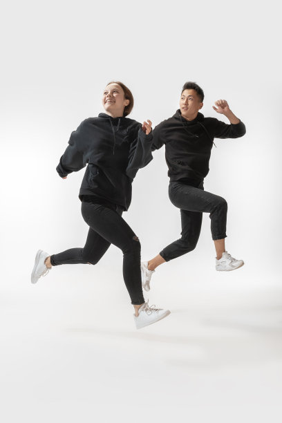 一对时尚的夫妇孤立在白色的工作室背景图片下载