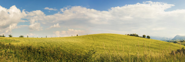 春天的田园，绿草如茵的山峦图片下载