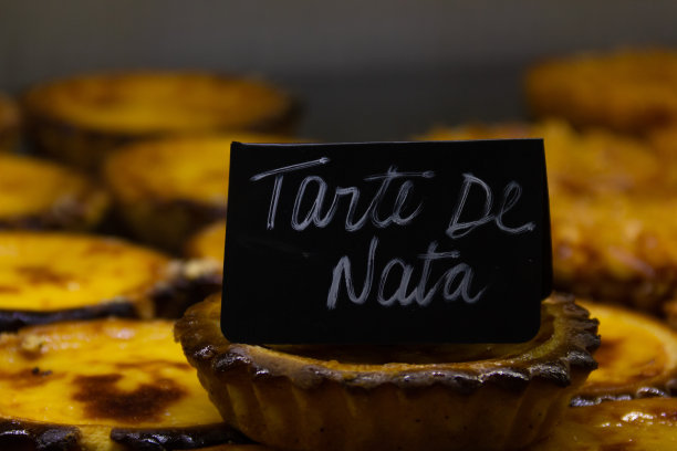 奶油蛋糕上的黑色标签图片下载