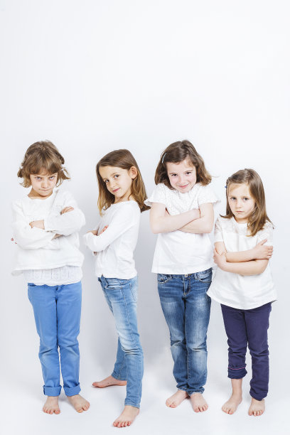 给工作室里的四个小女孩画像图片下载