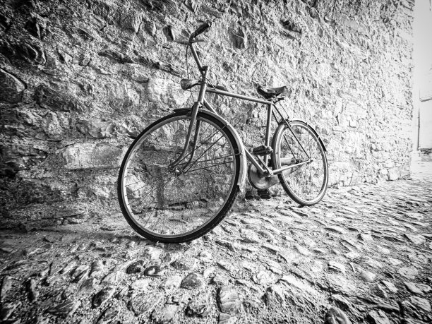 小巷里的旧自行车图片下载