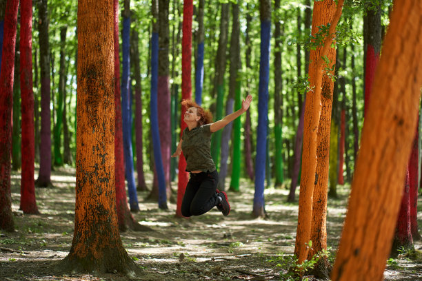 女人高兴得跳起来图片下载