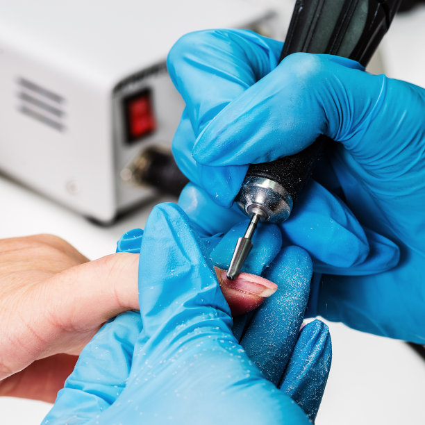 美甲沙龙，客户和主人的手。用切割器处理指甲图片下载