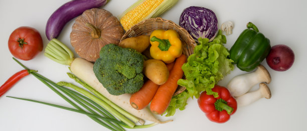 白色餐桌上摆放着各式新鲜蔬菜，健康有机食品理念图片下载