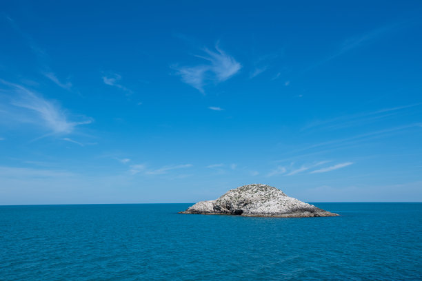 蓝天背景上的小岛图片下载