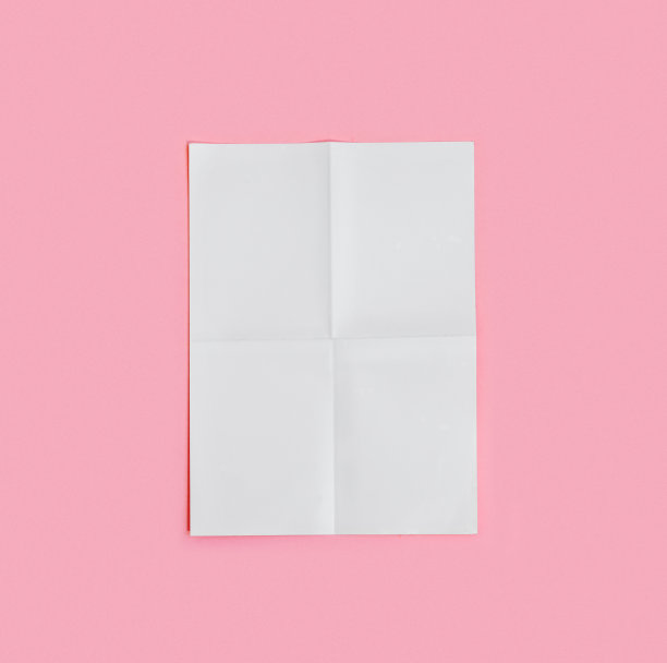 空白白纸孤立在黄色背景上图片下载