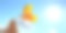 女性手握着秋日枯黄的橡树枝头，阳光耀眼，蓝天映衬着白云图片下载