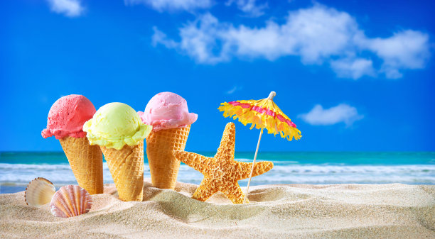 冰淇淋蛋卷和沙滩上的贝壳图片下载