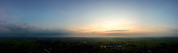 全景俯视图无人机在泰国村庄上空拍摄的照片。顶视图美丽的日落。日出和稻田上的云。图片下载