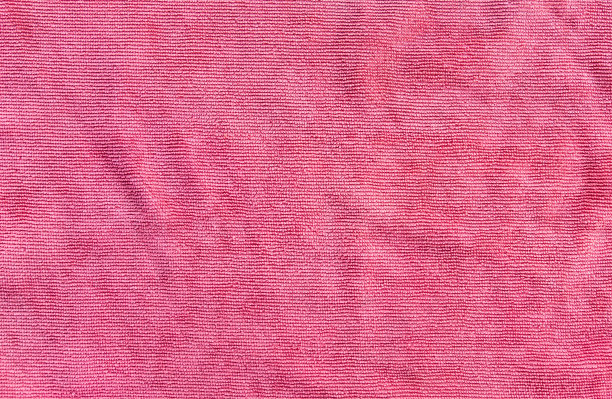红色超细纤维布的纹理特写。图片下载