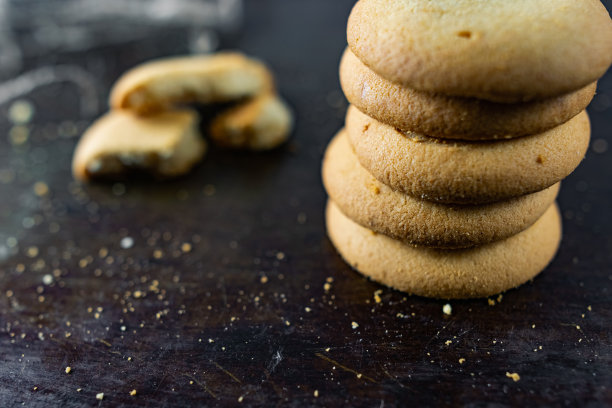 自制的酥饼，圆形的糕点，在一堆面包屑的深色旧表面上。村庄的线图片下载