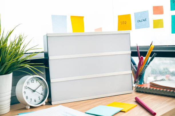 工作台与空白电影灯箱和配件。业务创新的背景。开始一天。为你的文本复制空间图片下载