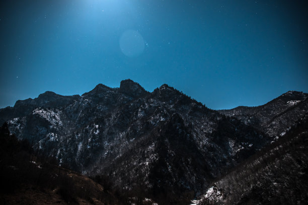 山在晚上图片下载