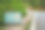 在公园的绿色指示牌上，厕所用泰、英、中三种语言标示，并附有向左的图示和箭头。图片下载