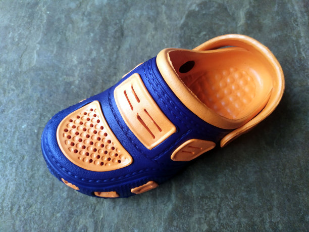 彩色儿童鞋孤立在石头背景图片下载