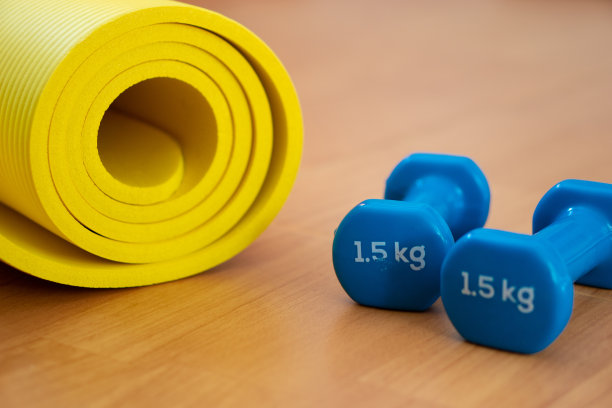 举重和瑜伽垫图片下载